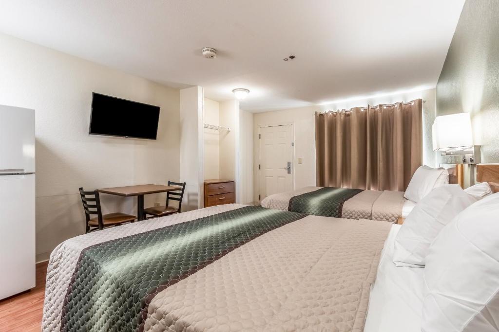 Postel nebo postele na pokoji v ubytování Studio 51 Extended Stay Hotel