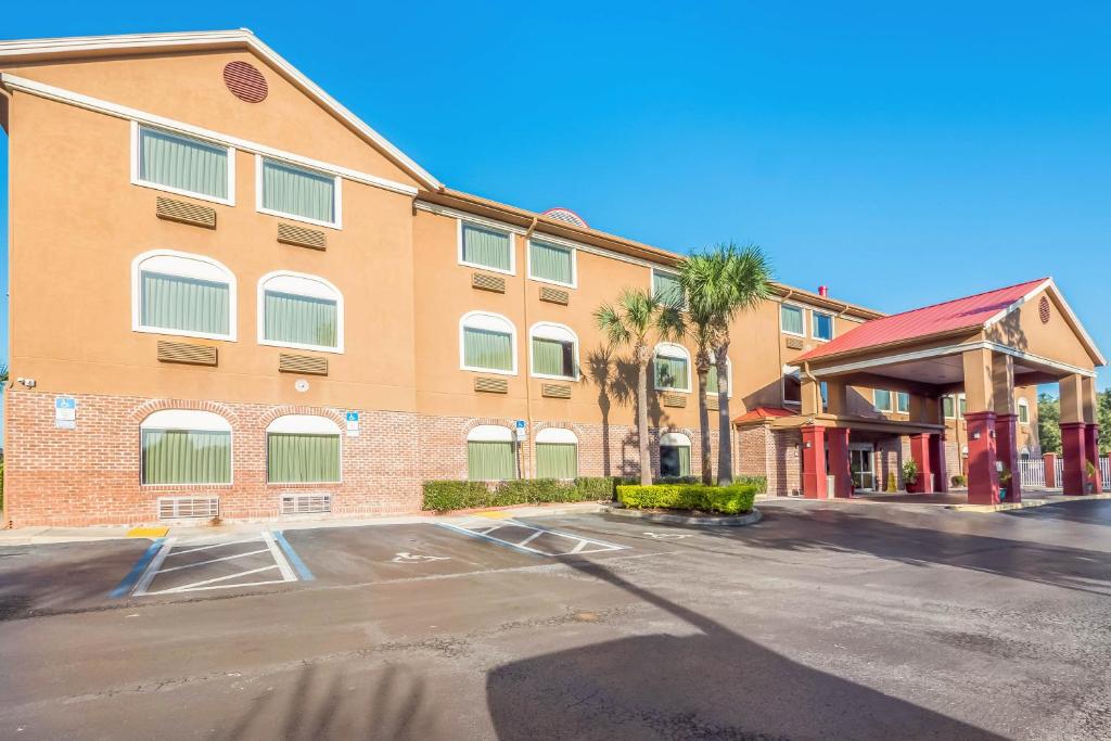 un aparcamiento vacío frente a un edificio en Red Roof Inn Ocala, en Ocala