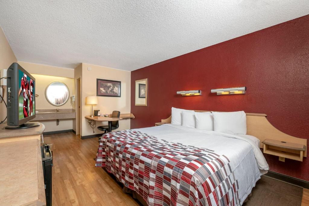 Postel nebo postele na pokoji v ubytování Red Roof Inn Syracuse