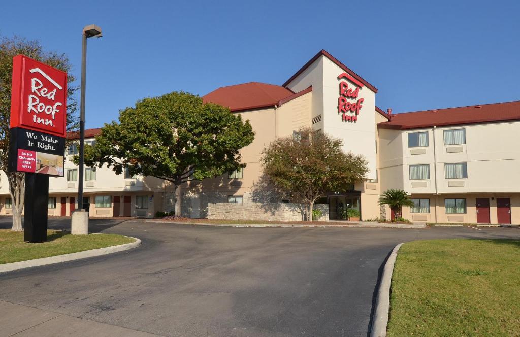 una calle vacía frente a un hotel en Red Roof Inn San Antonio Airport en San Antonio