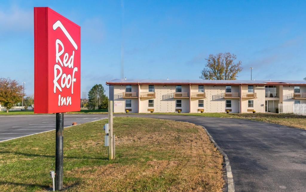 uma placa de pousada de telhado vermelho em frente a um edifício em Red Roof Inn Richmond, IN em Richmond