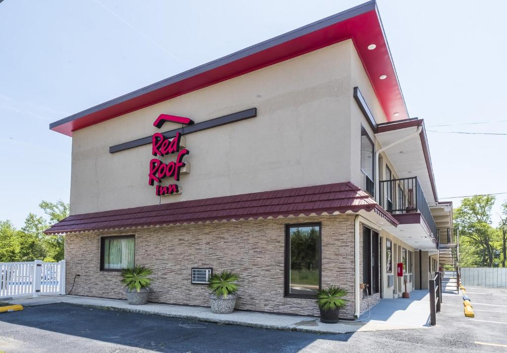 un restaurante con techo rojo y una señal en él en Red Roof Inn Wildwood – Cape May/Rio Grande en Rio Grande