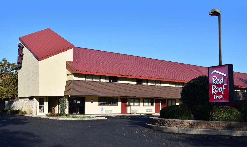 un restaurante de techo rojo con un cartel delante de él en Red Roof Inn Harrisburg North en Harrisburg