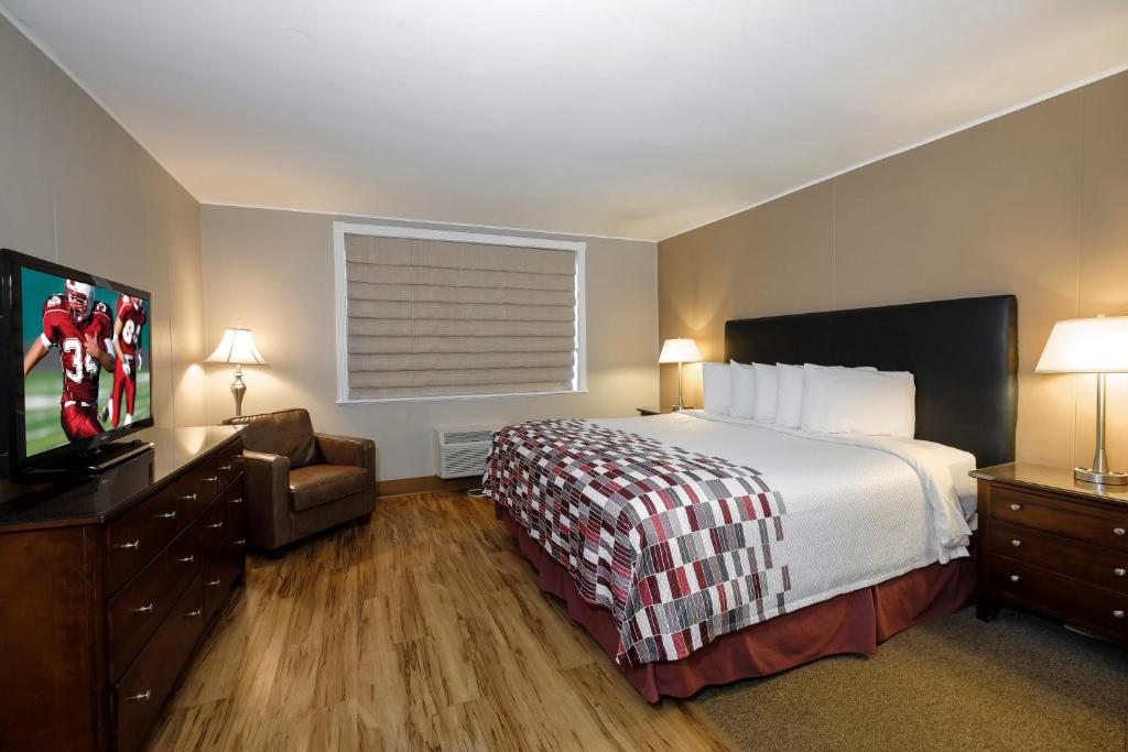 Postel nebo postele na pokoji v ubytování Red Roof Inn and Suites Herkimer