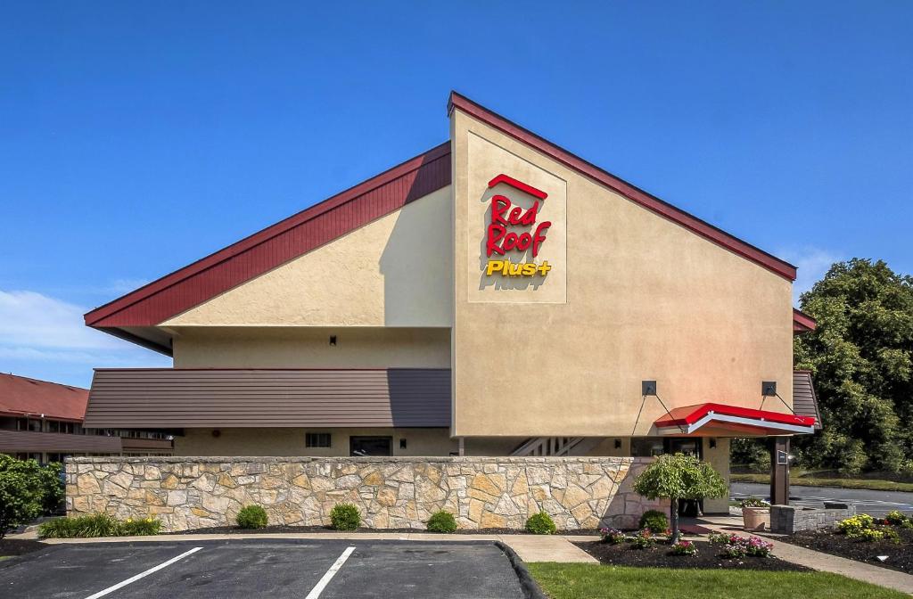 Un edificio de comida rápida con un cartel. en Red Roof Inn PLUS + Boston - Framingham, en Framingham