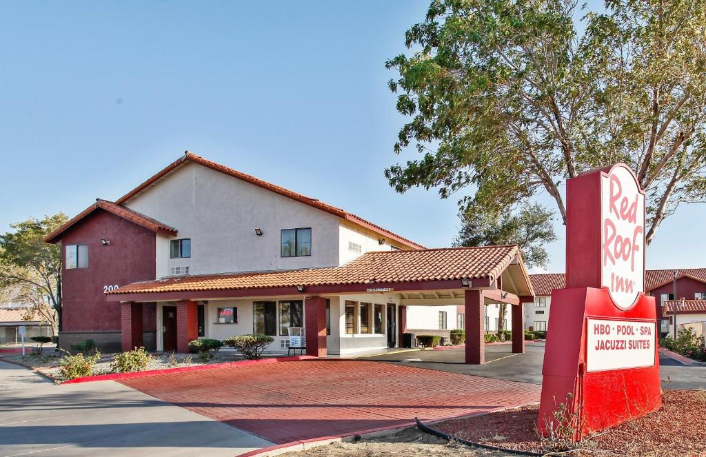 um sinal de stop em frente a um edifício em Red Roof Inn Palmdale - Lancaster em Palmdale