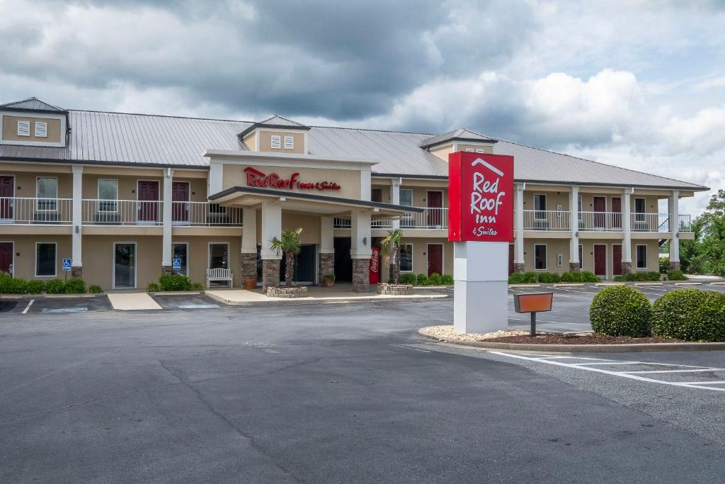 un hôtel avec un panneau en face d'un parking dans l'établissement Red Roof Inn & Suites Calhoun, à Calhoun