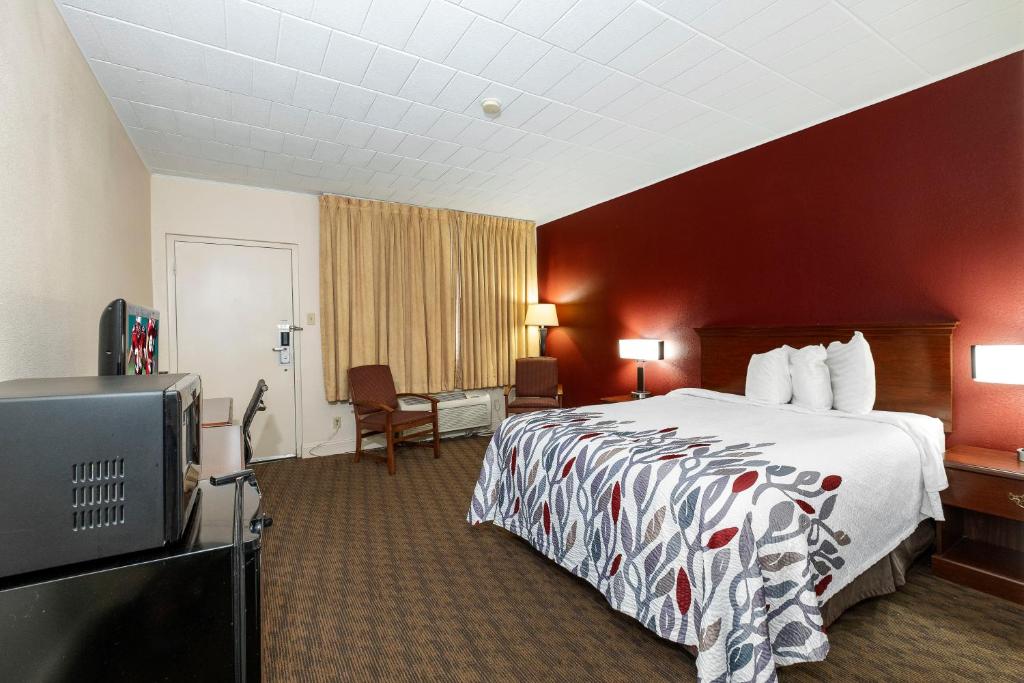 Postel nebo postele na pokoji v ubytování Red Roof Inn & Suites Hazleton