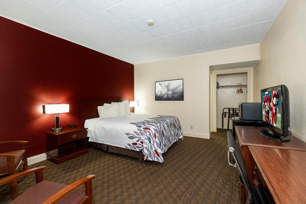 TV a/nebo společenská místnost v ubytování Red Roof Inn & Suites Hazleton