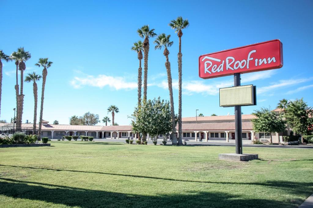 a red roof inn sign in front of a building at Red Roof Inn Blythe in Blythe
