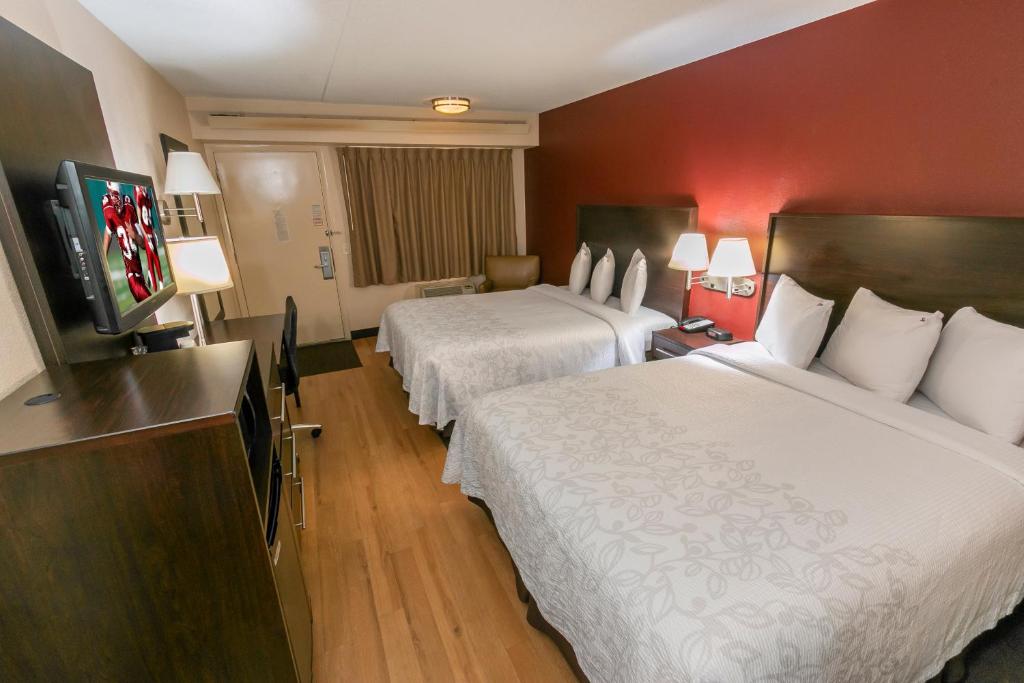 Red Roof Inn PLUS+ Statesville - Deluxe Double Room With Two Double Beds Smoke Free