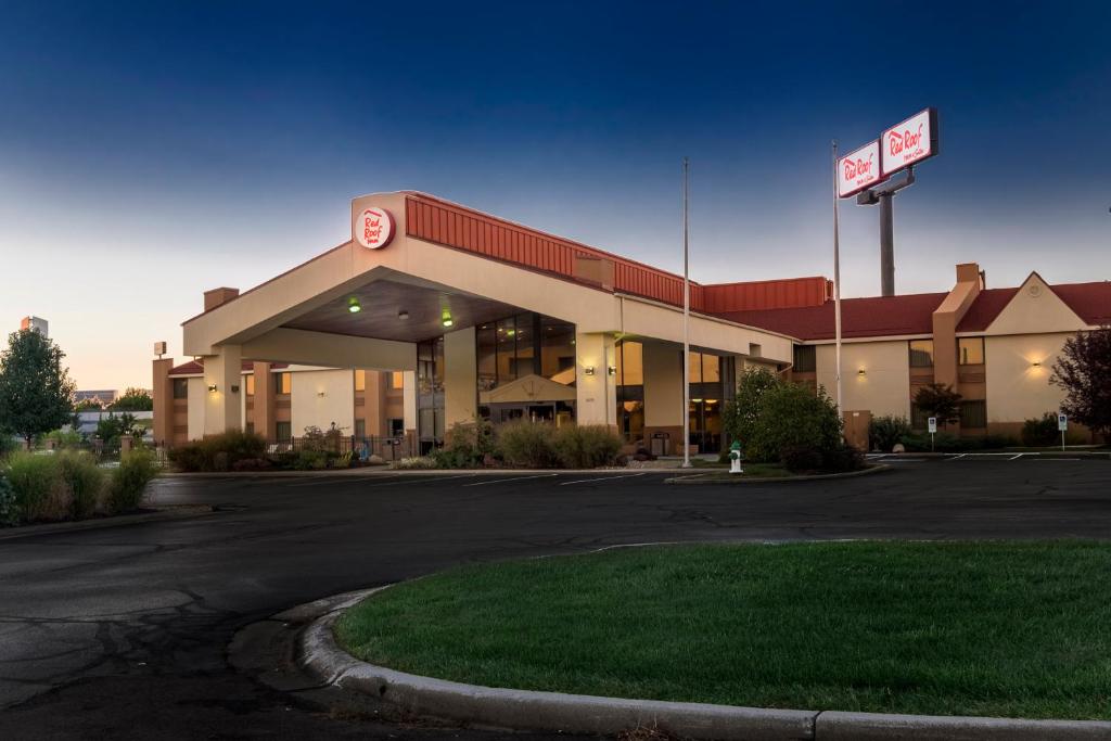 eine Tankstelle mit einem Schild davor in der Unterkunft Red Roof Inn & Suites Cincinnati North-Mason in Mason