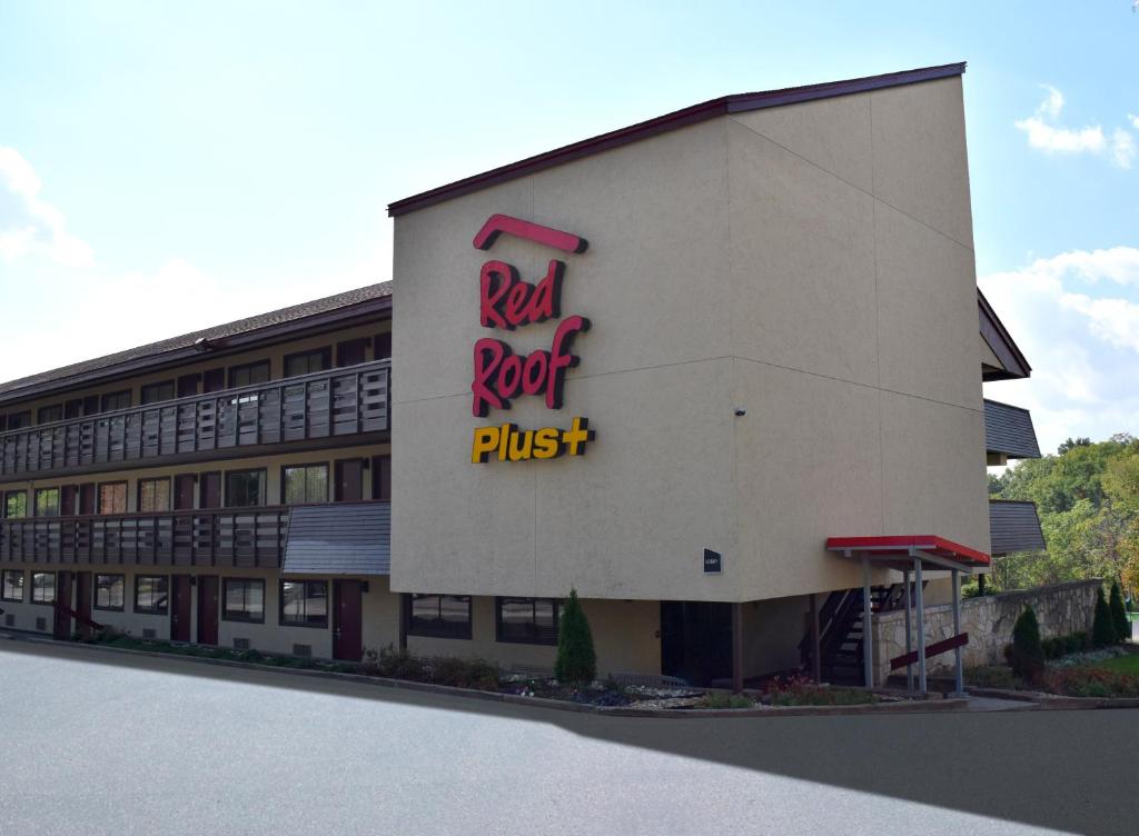 um edifício com um telhado vermelho e um sinal nele em Red Roof Inn PLUS+ Pittsburgh East - Monroeville em Monroeville
