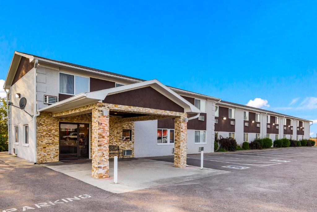 a building with a parking lot in front of it at Red Roof Inn Dry Ridge in Dry Ridge