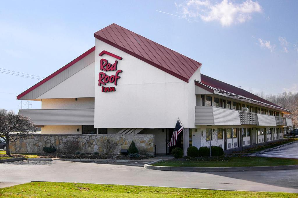 ハンバーグにあるRed Roof Inn Buffalo - Hamburg/ I-90の赤屋根の看板が貼られた建物