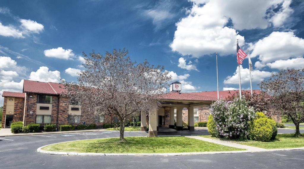 a building with an american flag in front of it at Red Roof Inn & Suites Hermitage in Hermitage