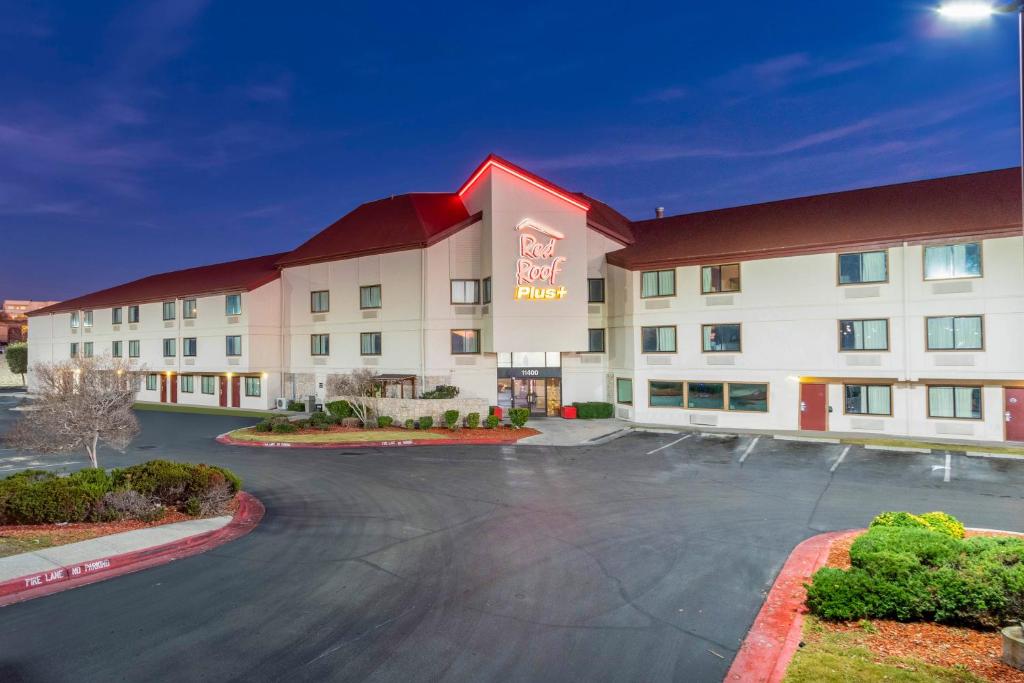 ein Hotel mit Parkplatz davor in der Unterkunft Red Roof Inn PLUS+ El Paso East in El Paso