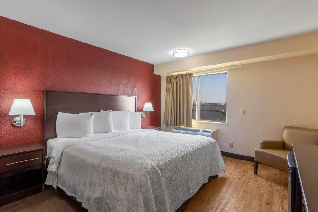 Red Roof Inn PLUS+ El Paso East - Superior King Room Libre De Humo