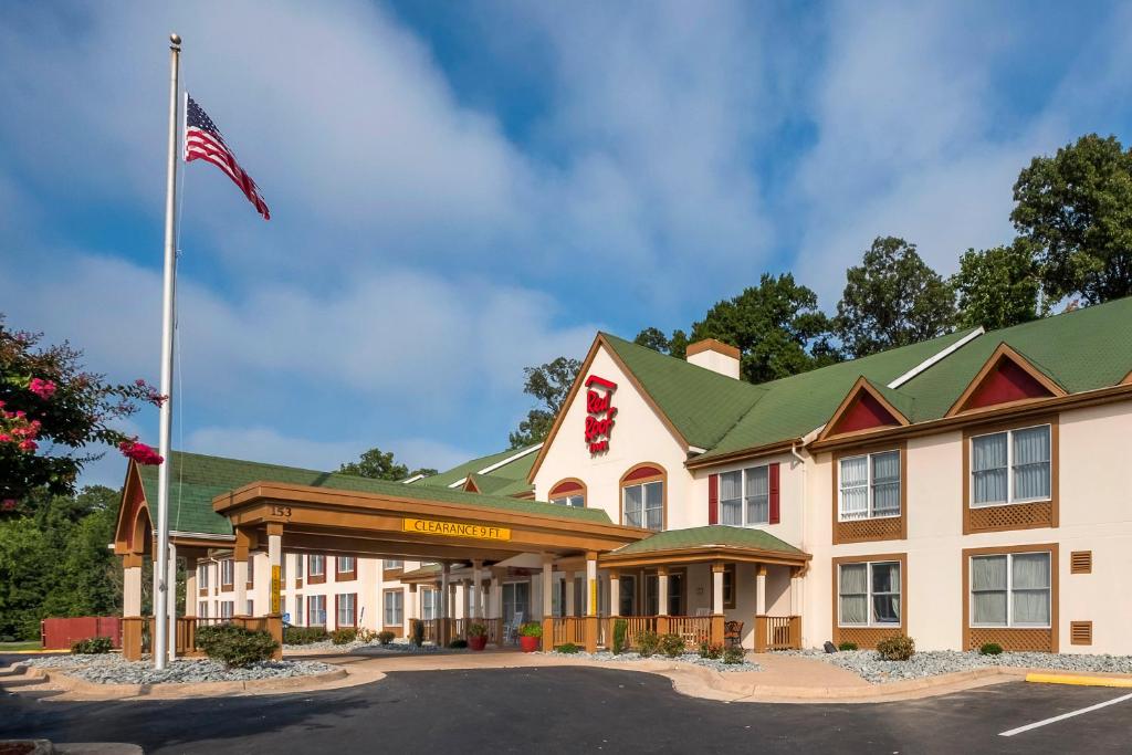 スタッフォードにあるRed Roof Inn & Suites Staffordのアメリカ国旗を掲げたホテル