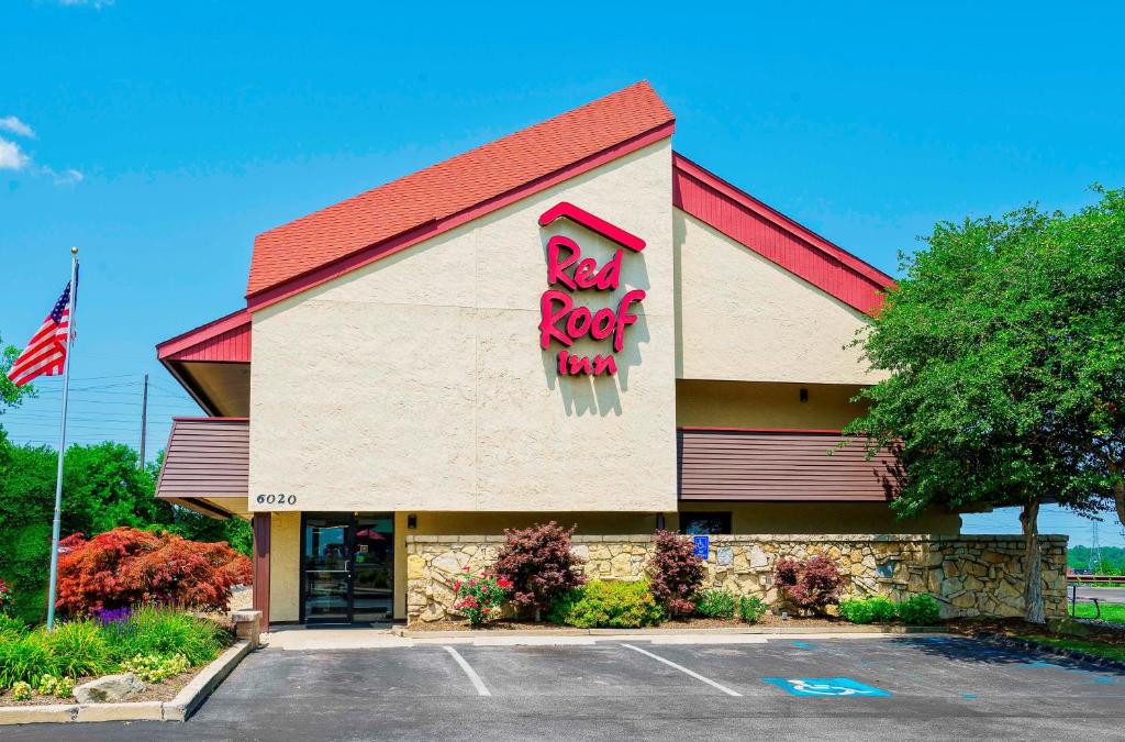 un restaurant avec un panneau sur le côté d'un bâtiment dans l'établissement Red Roof Inn Chesapeake Conference Center, à Chesapeake