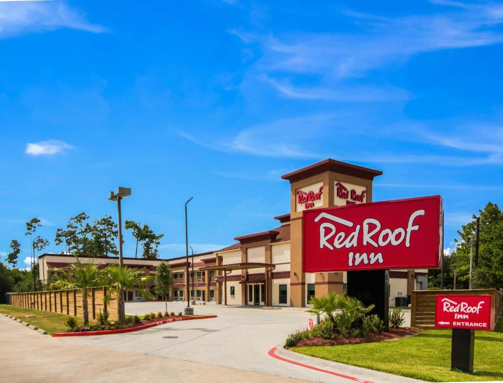 un cartello di Red Rock Inn di fronte a un edificio di Red Roof Inn Houston - Willowbrook a Houston