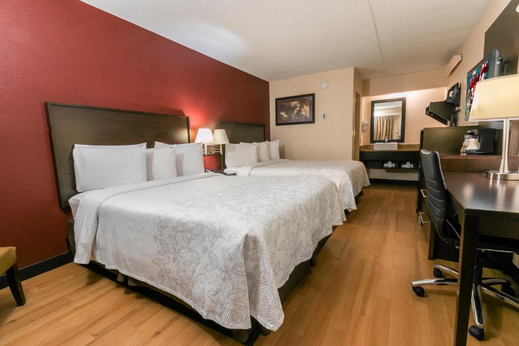 Postel nebo postele na pokoji v ubytování Red Roof Inn PLUS+ Wilmington - Newark