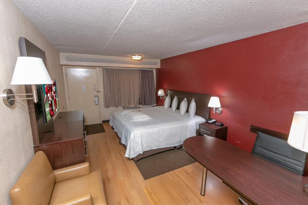 Postel nebo postele na pokoji v ubytování Red Roof Inn PLUS+ Wilmington - Newark