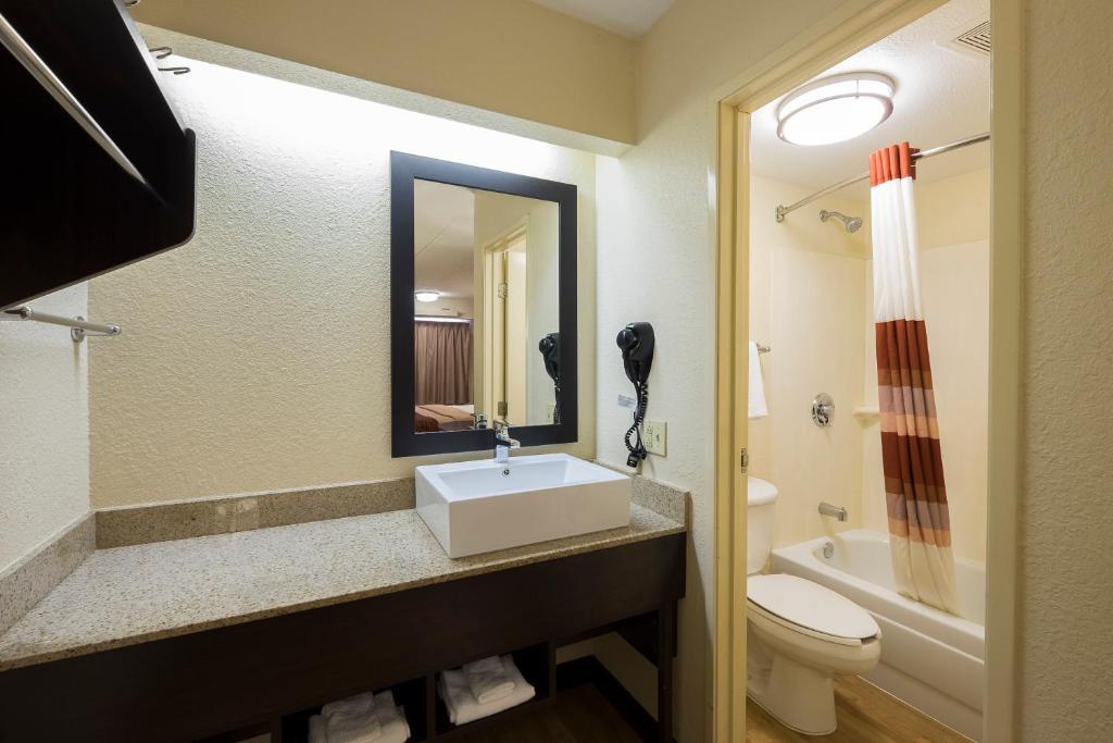 Koupelna v ubytování Red Roof Inn PLUS+ Wilmington - Newark