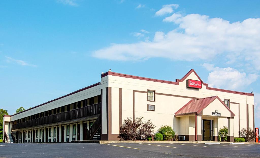 スコッツバーグにあるRed Roof Inn Scottsburgのコカコーラの看板が貼られた建物