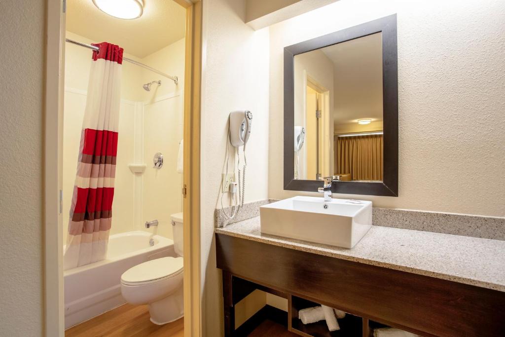 Koupelna v ubytování Red Roof Inn PLUS+ Wilmington - Newark