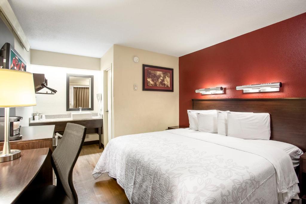 Postel nebo postele na pokoji v ubytování Red Roof Inn PLUS+ Wilmington - Newark