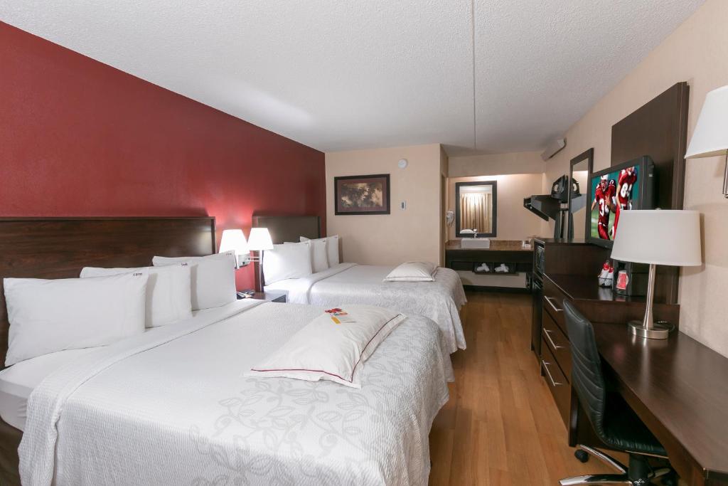 Postel nebo postele na pokoji v ubytování Red Roof Inn PLUS+ Wilmington - Newark