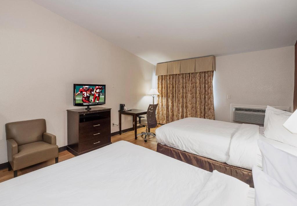 Postel nebo postele na pokoji v ubytování Red Roof Inn & Suites Mt Holly - McGuire AFB