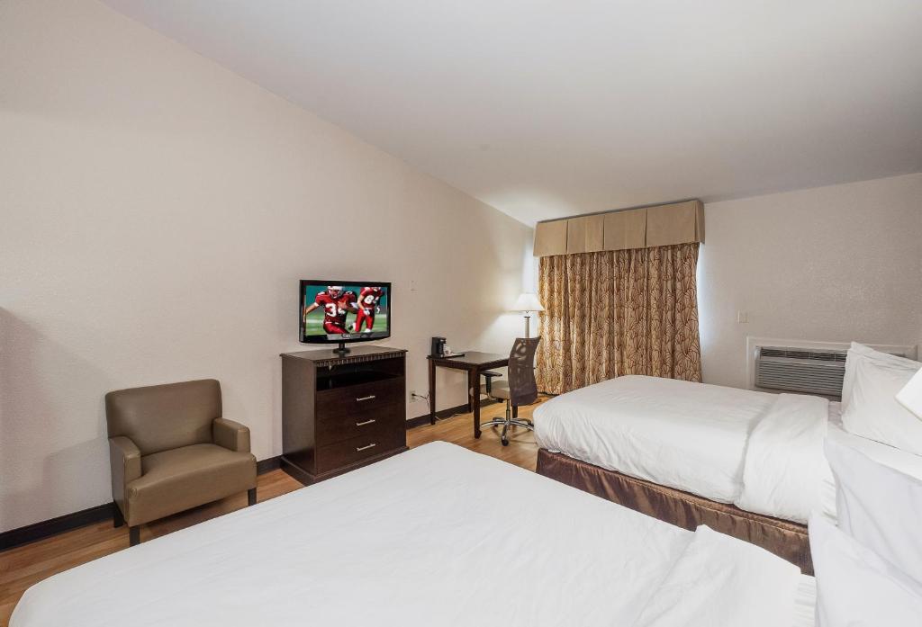 Postel nebo postele na pokoji v ubytování Red Roof Inn & Suites Mt Holly - McGuire AFB
