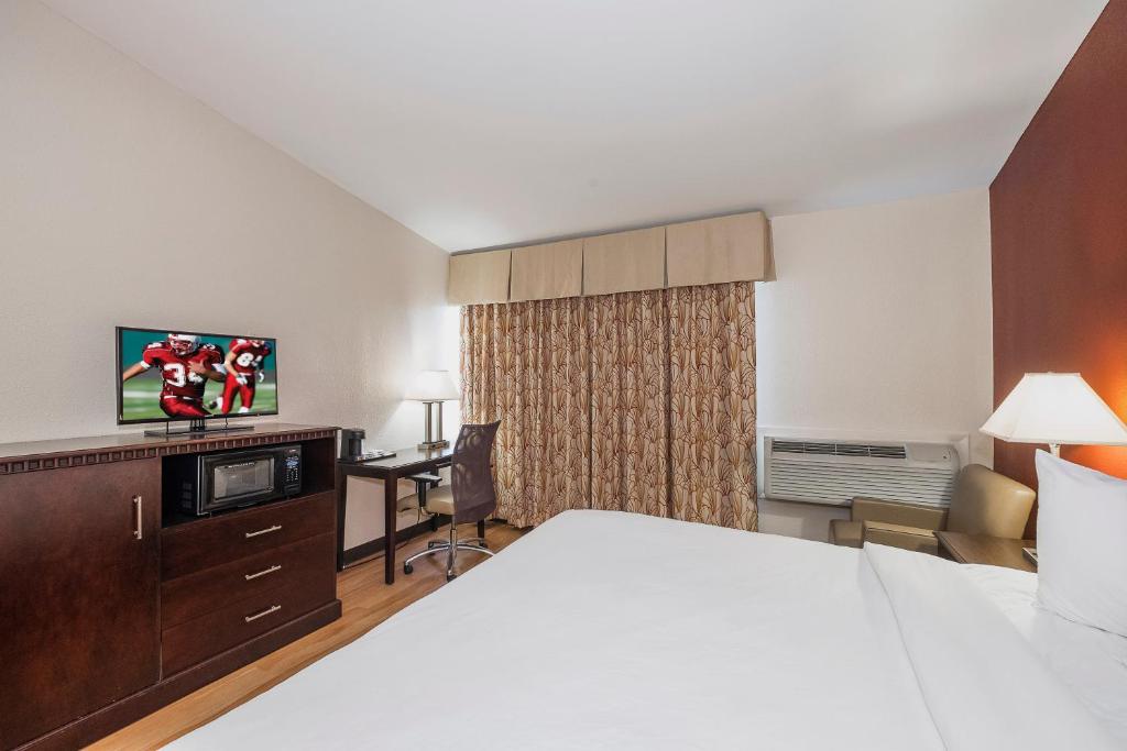 Postel nebo postele na pokoji v ubytování Red Roof Inn & Suites Mt Holly - McGuire AFB
