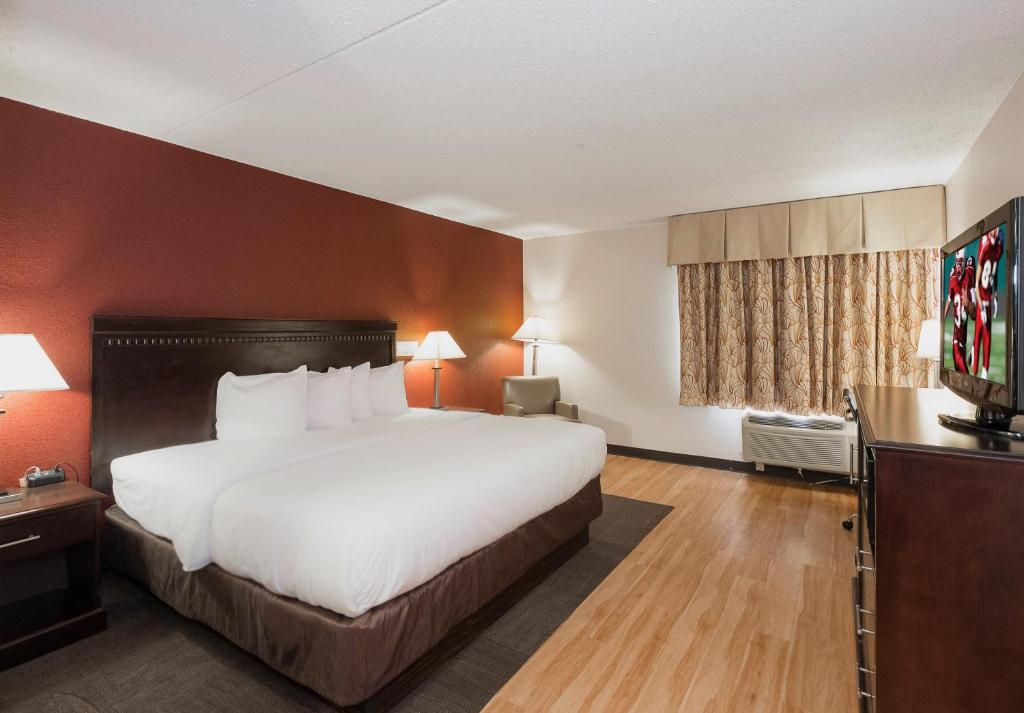 Tempat tidur dalam kamar di Red Roof Inn & Suites Mt Holly - McGuire AFB