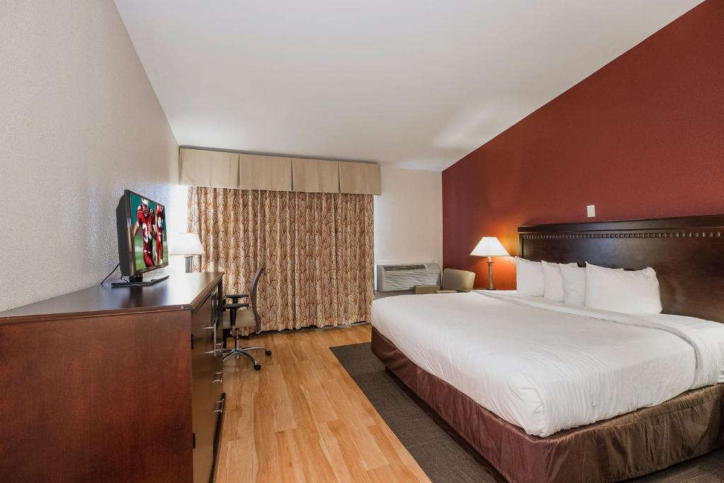 Postel nebo postele na pokoji v ubytování Red Roof Inn & Suites Mt Holly - McGuire AFB