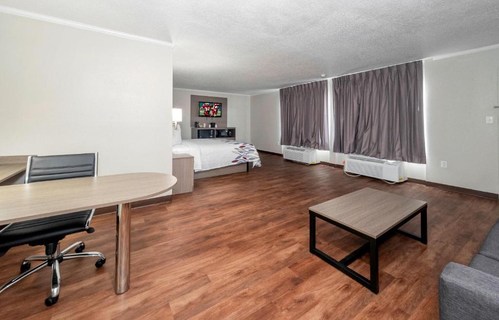 Red Roof Inn Petersburg - Fort Lee - Suite King Room - Non-Smoking