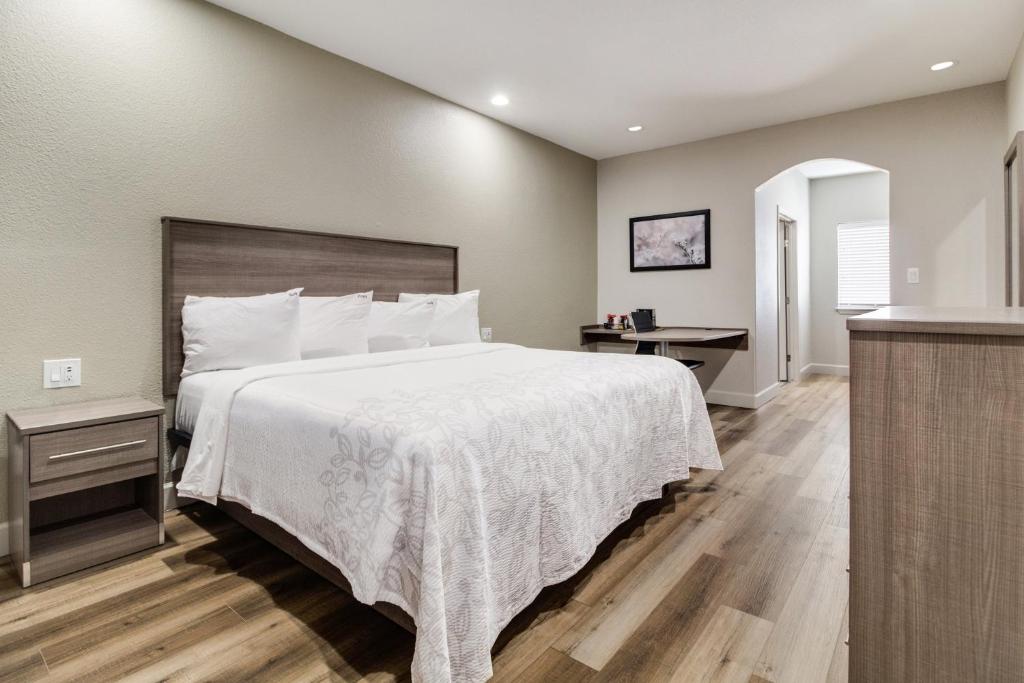Red Roof Inn PLUS + Galveston - Beachfront photo