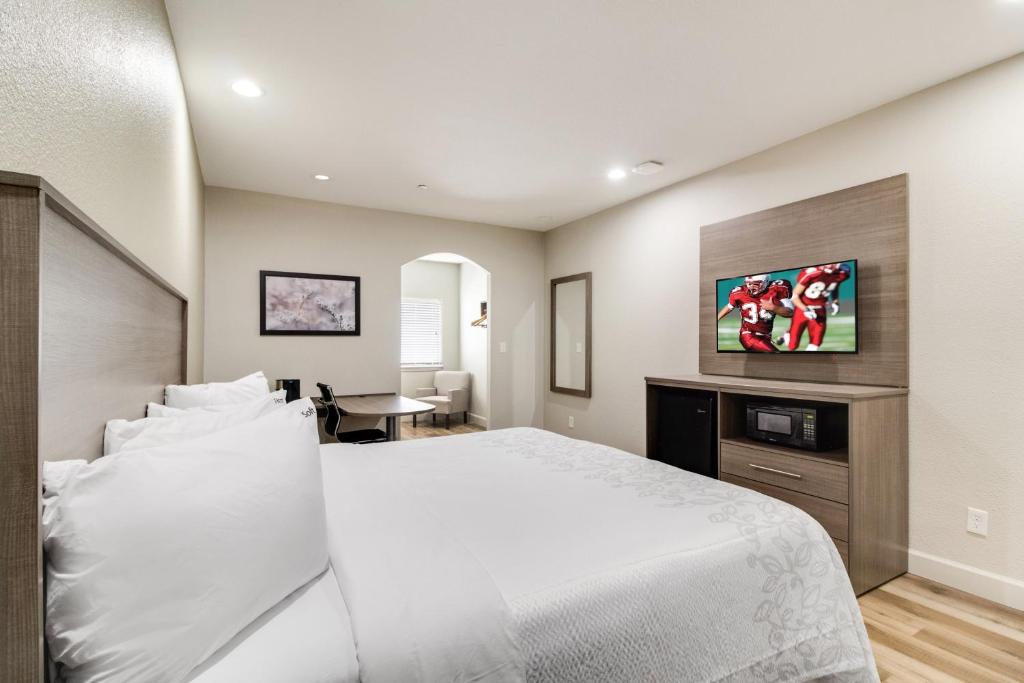 Red Roof Inn PLUS + Galveston - Beachfront photo