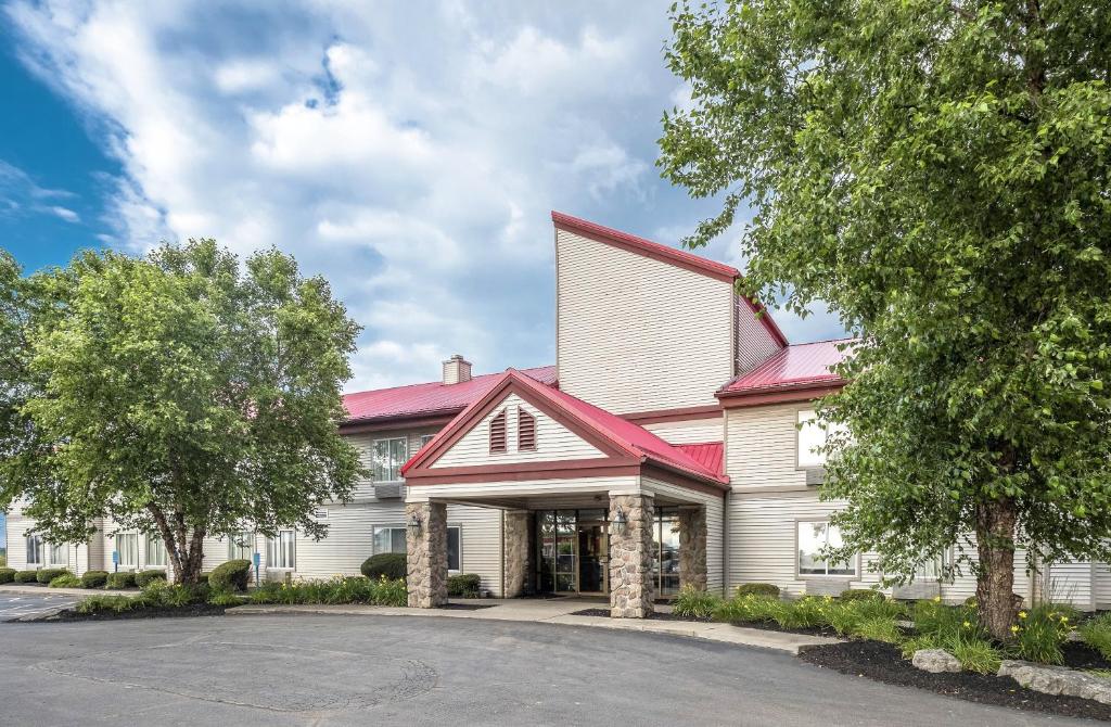 a large white house with a red roof at Red Roof Inn Columbus - Hebron in Hebron