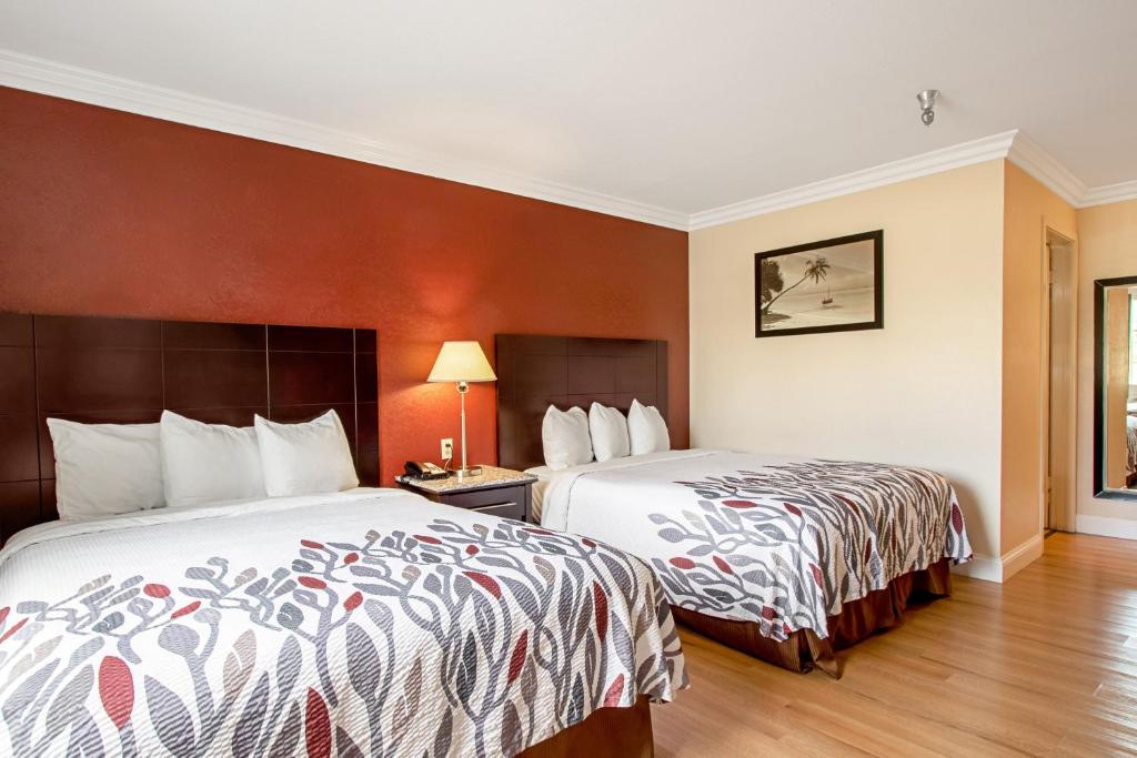 Lova arba lovos apgyvendinimo įstaigoje Red Roof Inn & Suites Monterey