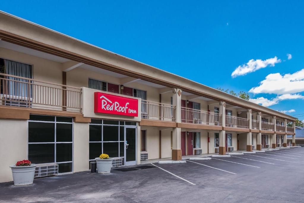 uitzicht op een hotel met een rood dak bij Red Roof Inn Caryville in Caryville