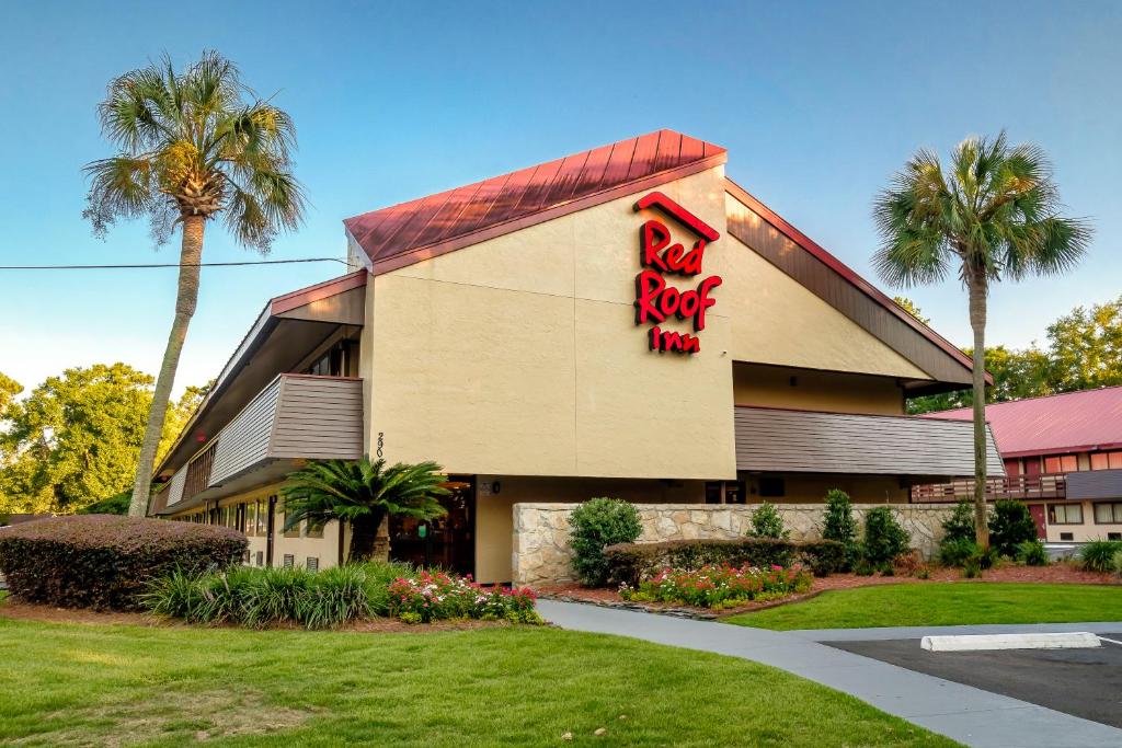 a restaurant with a sign on the side of a building at Red Roof Inn Tallahassee - University in Tallahassee