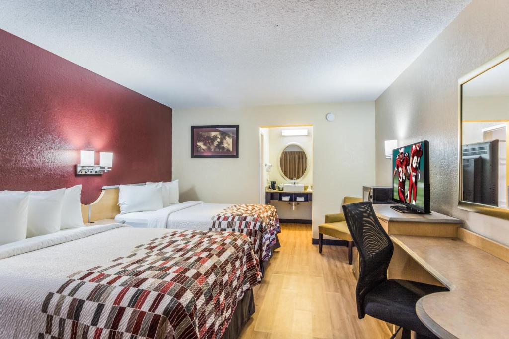 um quarto de hotel com duas camas e uma secretária em Red Roof Inn Williamsburg em Williamsburg