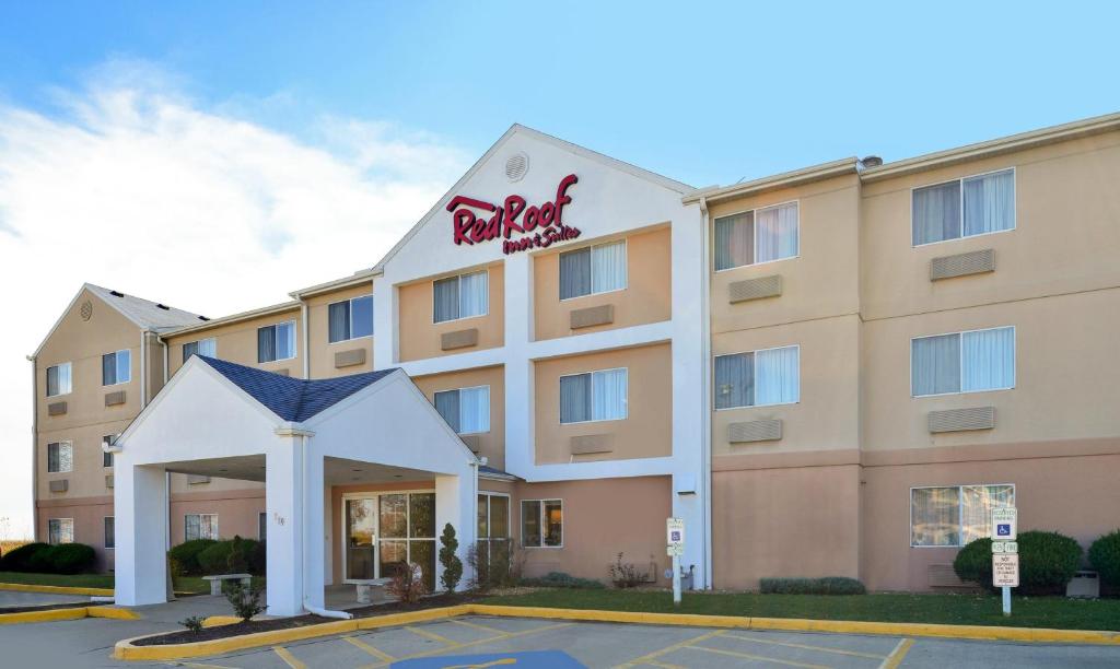 a front view of a hotel at Red Roof Inn & Suites Danville, IL in Danville