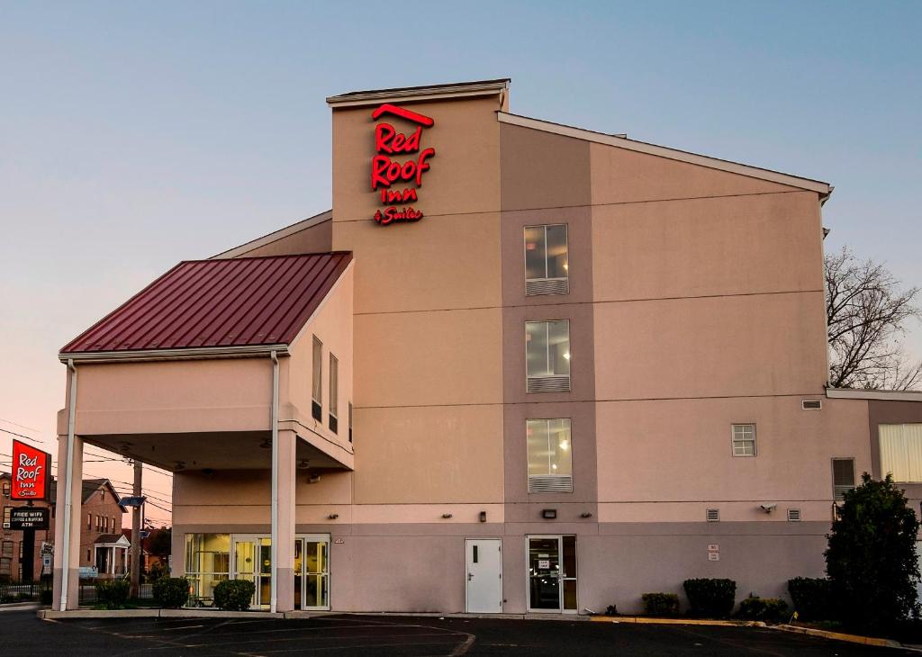 Edificio Aldi con un letrero de neón rojo. en Red Roof Inn & Suites Philadelphia - Bellmawr en Bellmawr