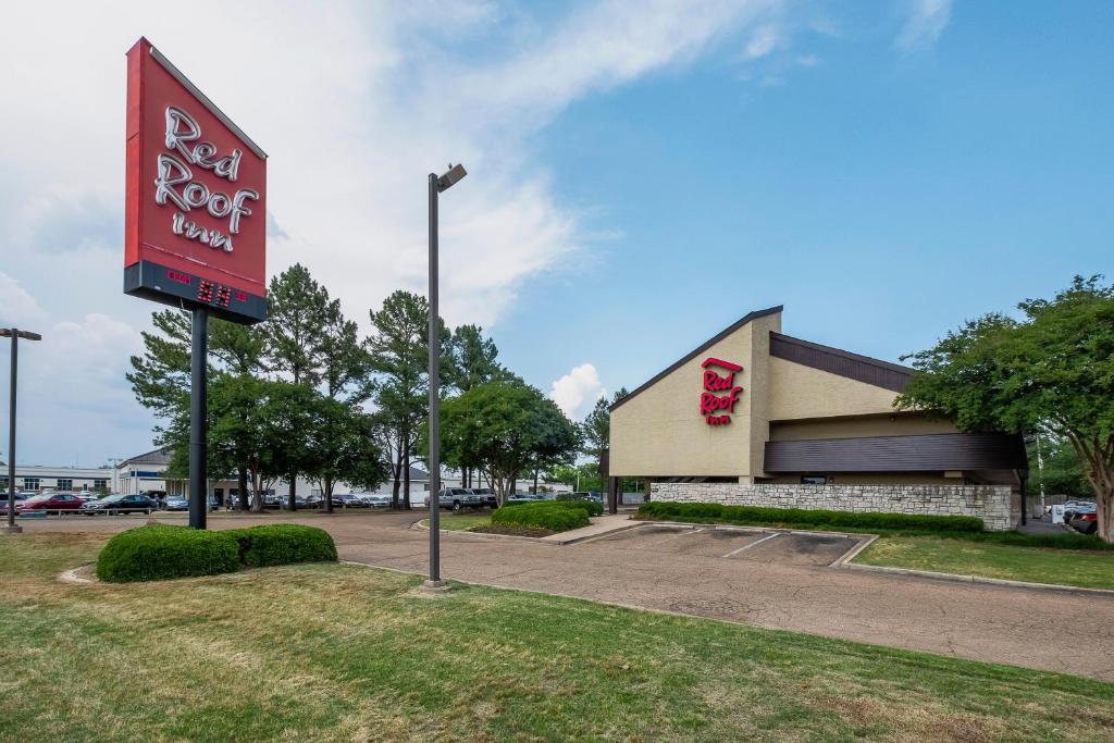 una tienda con un cartel en un estacionamiento en Red Roof Inn Jackson North – Ridgeland, en Ridgeland