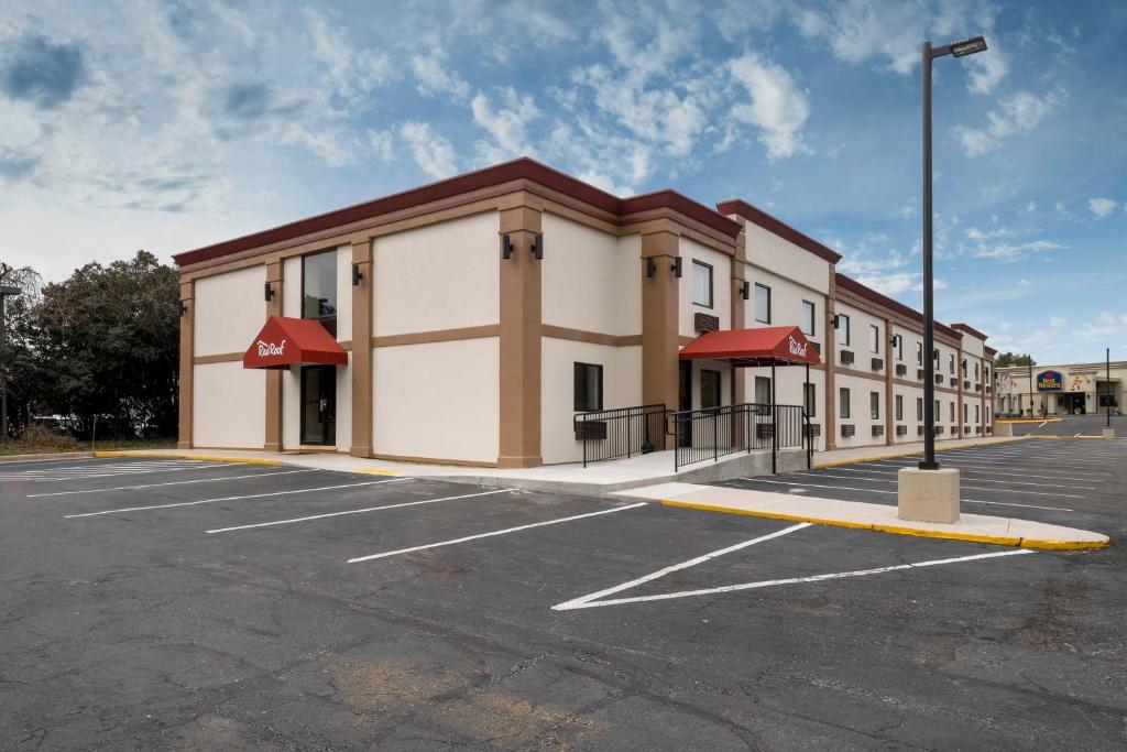 a parking lot in front of a building at Red Roof Inn Annapolis in Annapolis