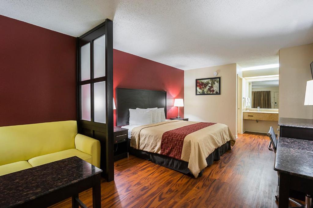 Un pat sau paturi într-o cameră la Red Roof Inn & Suites Scottsboro